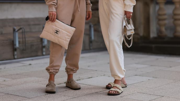 Zwei Frauen in Jogginghose