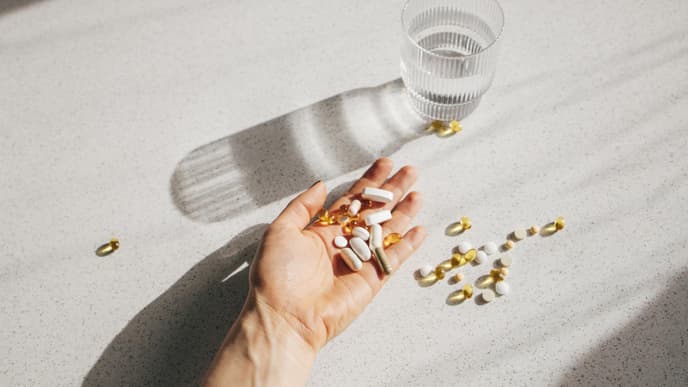 Person hält Tabletten in der Hand 