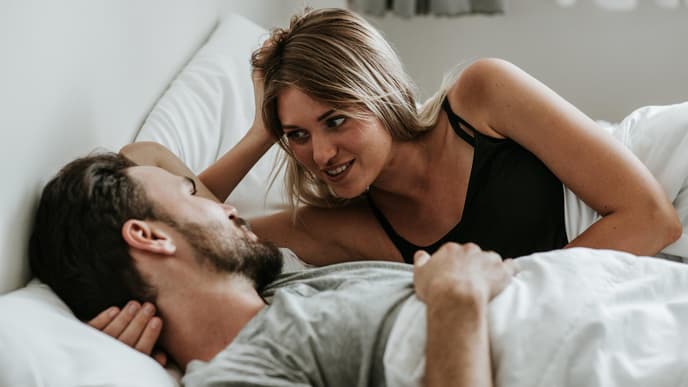 Frau und Mann im Bett