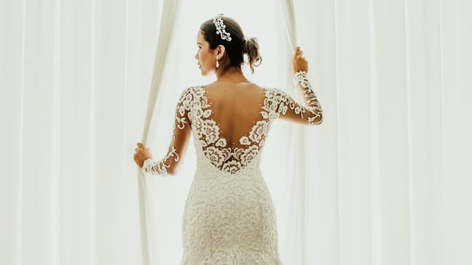 Frau traegt Brautkleid