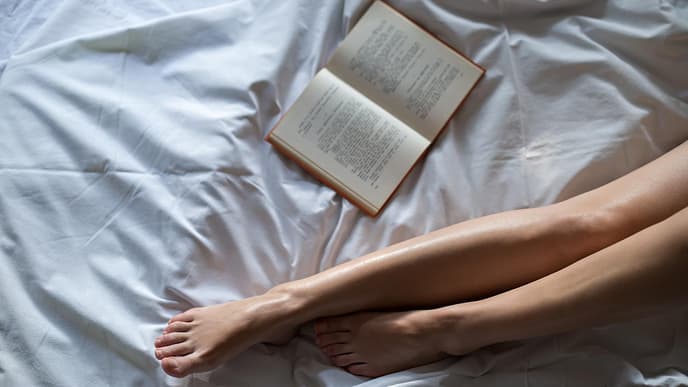 Buch liegt neben Beinen