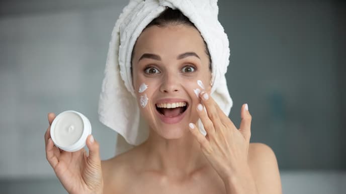 Frau trägt Creme auf
