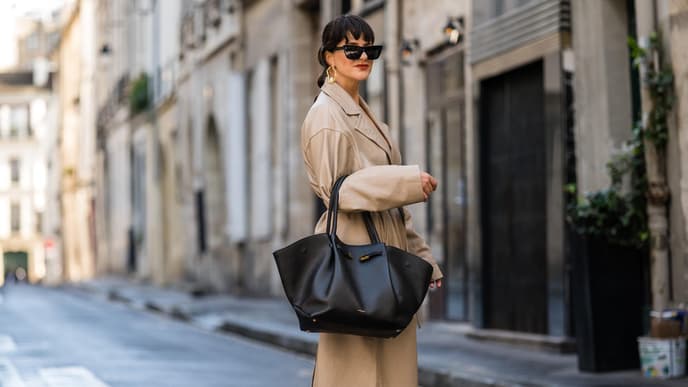 Frau in Trenchcoat