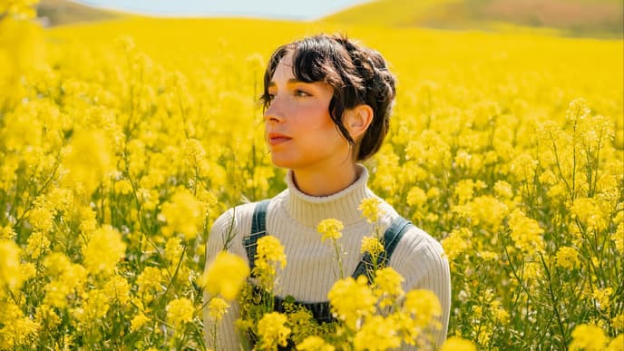 Frau im Blumenfeld