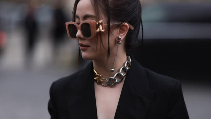 Frau mit Statement-Schmuck