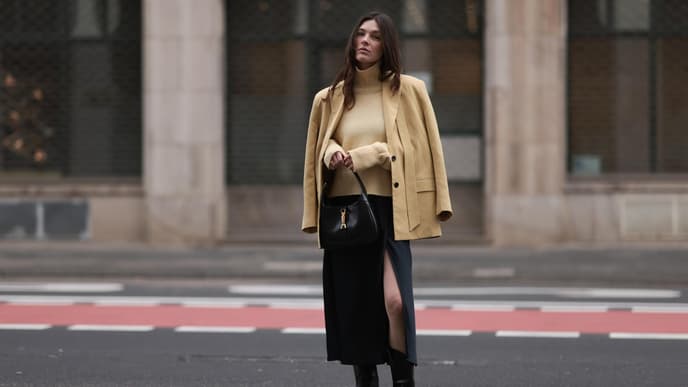 Frau in Midirock