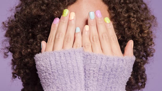 Frau mit buntem Nagellack