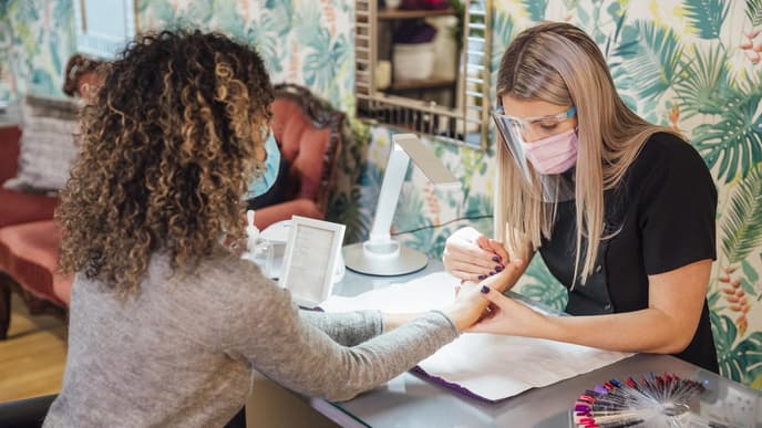 Frau im Nagelsalon