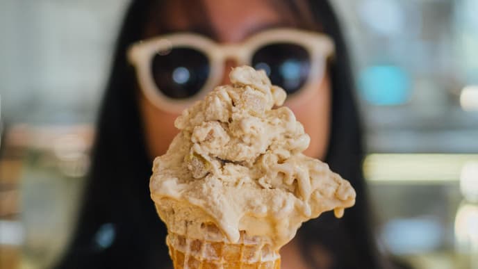 Frau isst Nicecream