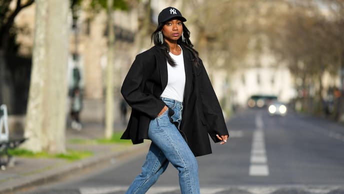 Frau in Blazer und Jeans