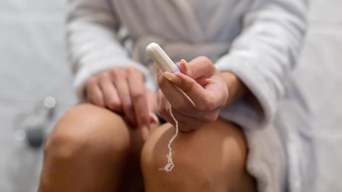 Tampon in der Hand