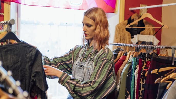 Frau shoppt Secondhand