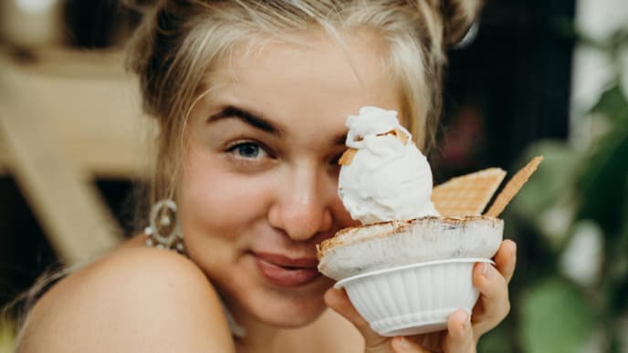 Frau mit Eis 