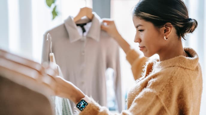 Frau shoppt Kleidung