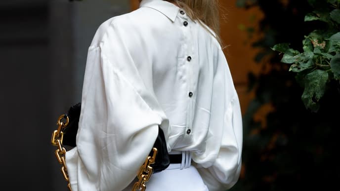 Frau mit weißer Bluse Streetstyle