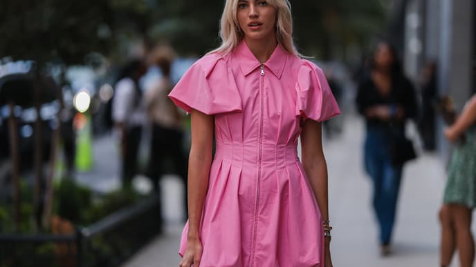 Devon Windsor trägt ein pinkfarbenes Kleid