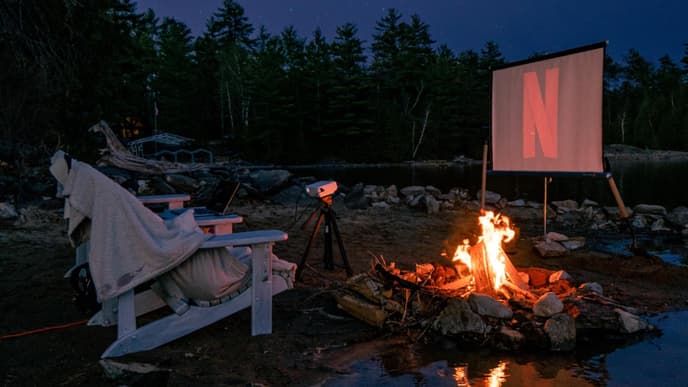 Draußen Outdoor Kino mit Feuer und Beamer