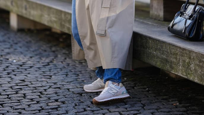 Frau trögt graue Sneaker