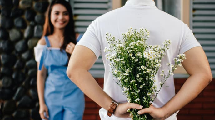 Dating Tipps: Junger Mann hat Blumen für sie