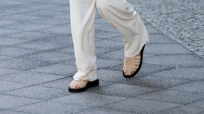 Frau mit beigen Sandalen