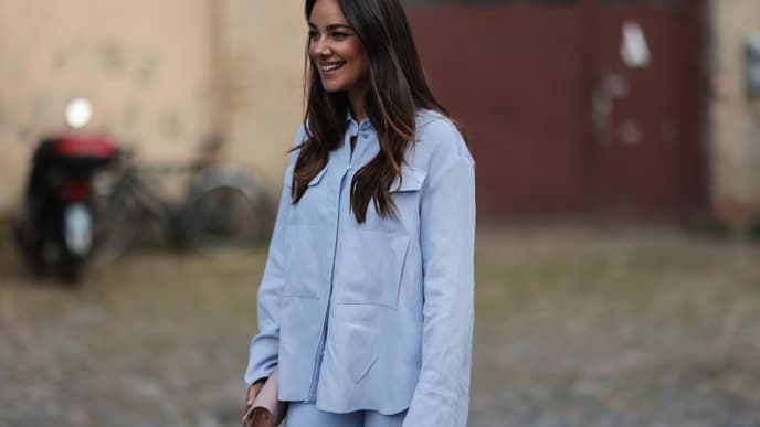 Janina Uhse Streetstyle 2021 trägt blaues Shirt und Hose