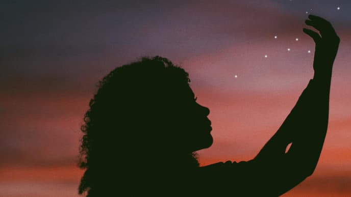 Frau vor Sternenhimmel und Mond