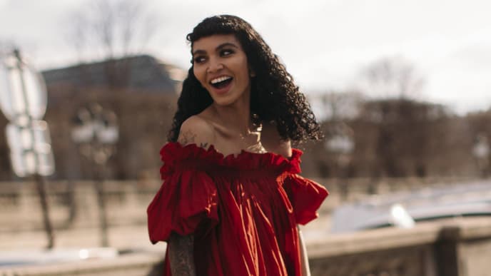 Streetstyle Frau in Paris Fashion Week rotes Kleid