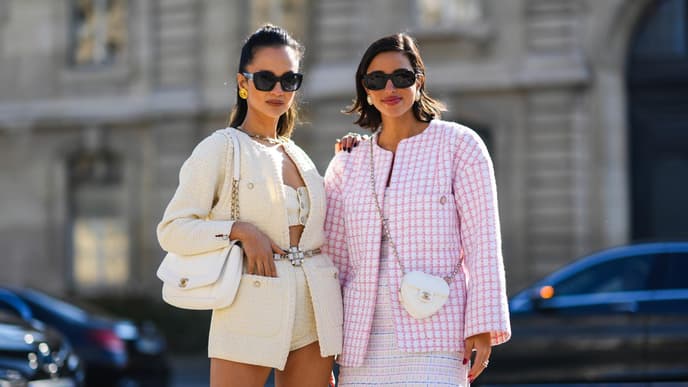 2 Frauen im schicken Chanel-Set 