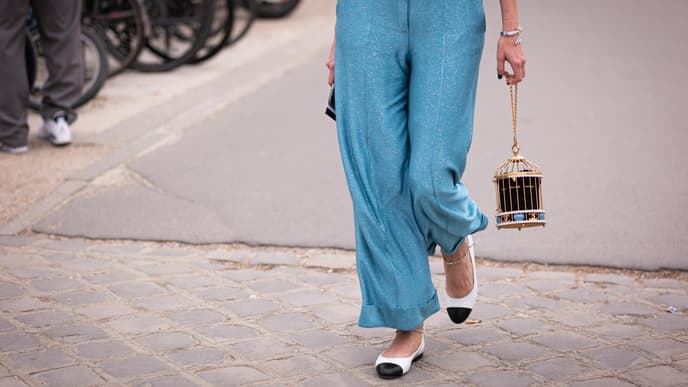 Frau mit Ballerinas