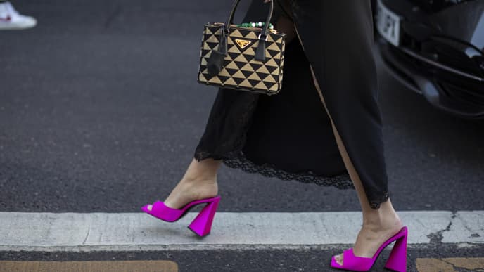 Freu mit knallpinken Mules