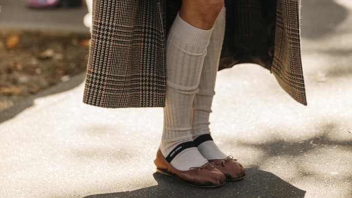 Frau trägt Ballerinas mit Socken