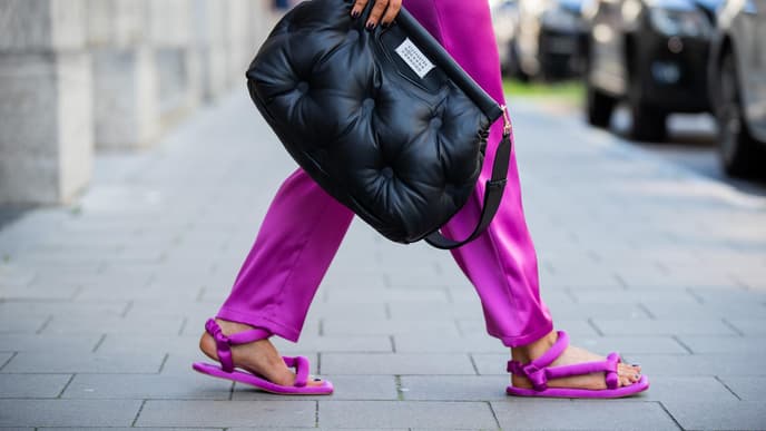 Frau trägt Puffy Sandals in Pink