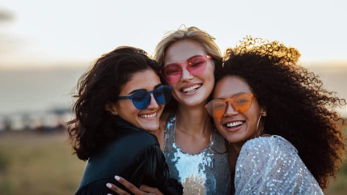 Eine Gruppe von Frauen trägt stylische Sonnenbrillen