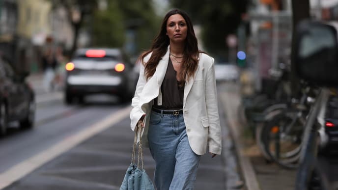 Frau mit weißem Blazer
