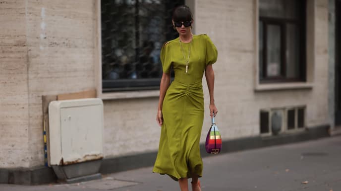 Frau mit grünem Kleid und Sandaletten