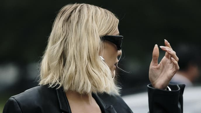 Paris Fashion Week Frau mit blonden Haaren trägt Wellen im Haar