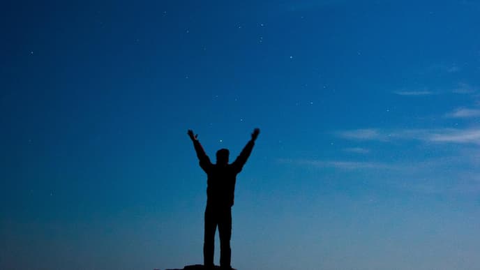Person vor Sternenhimmel