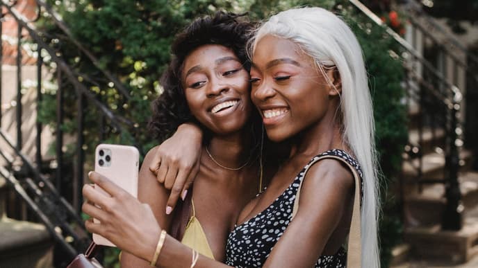 Zwei Frauen machen ein Selfie