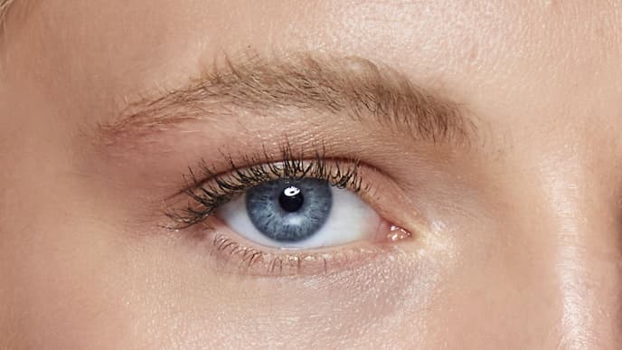 Frau mit getuschten Wimpern