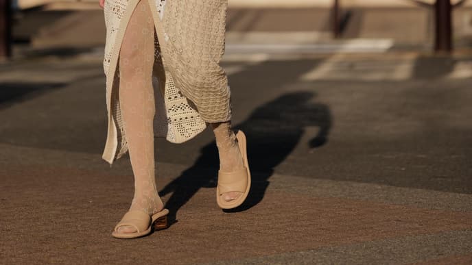 Frau mit hellbrauner Strumpfhose