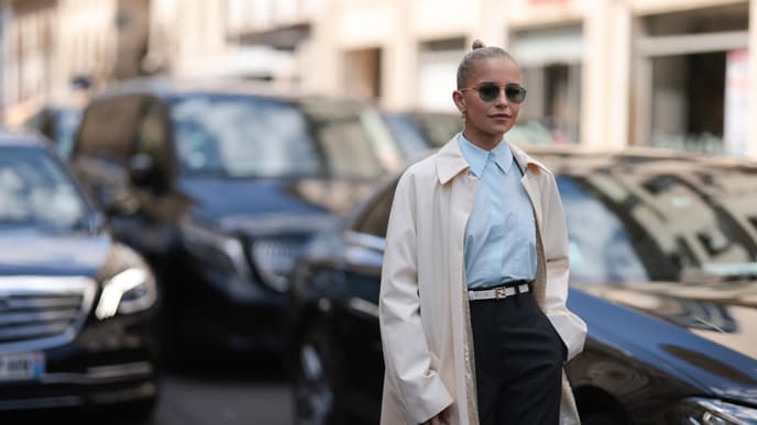 Caro Daur im Trenchcoat