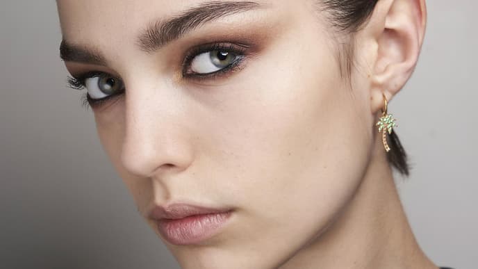 Frau mit braunem Augen-Make-up