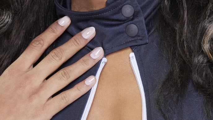 Frau auf Fashion Show von Liberatore trägt goldenen Lidschatten und schlichte Nägel Nagellack Syrup Nails