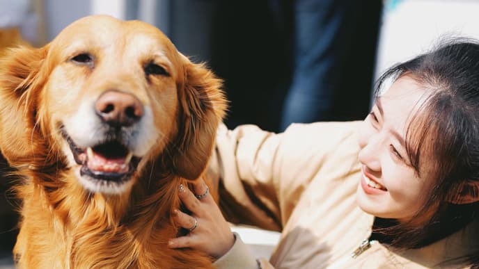 Frau mit Golden Retriever