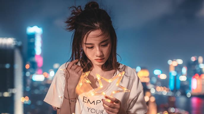 Frau mit Lichterkette