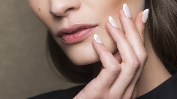 Model auf Runway Show mit French Nails