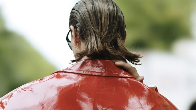 Paris Streetstyle Frau trägt Haare nach Außen gewellt