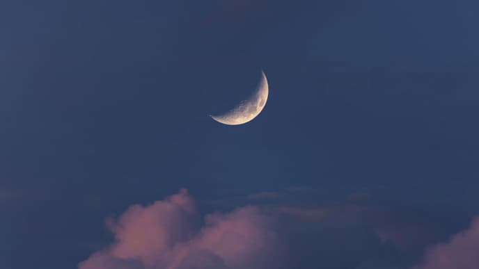 Mond scheint am Himmel
