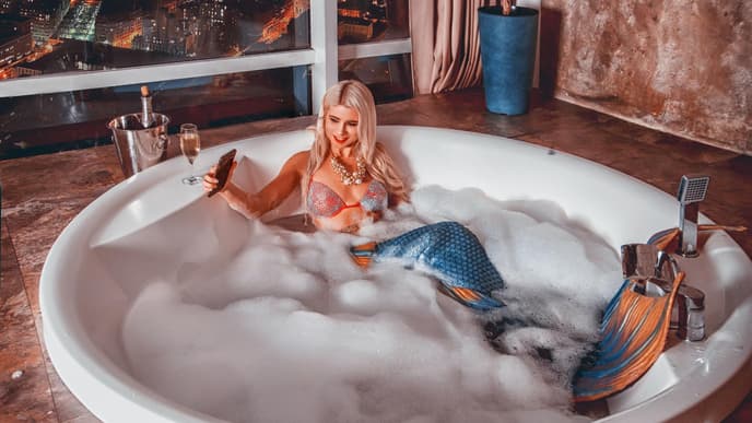 Meerjungfrau in Badewanne