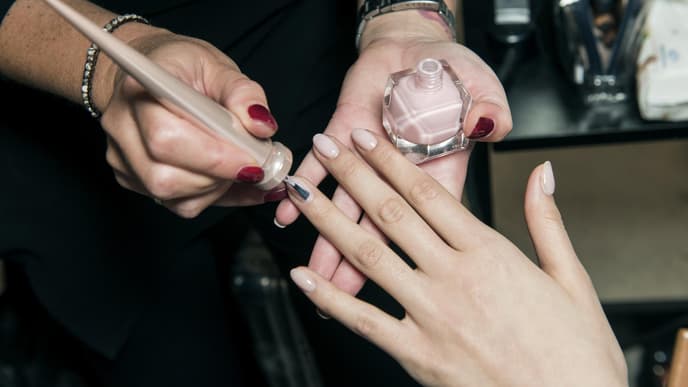 Frau trägt Nagellack auf